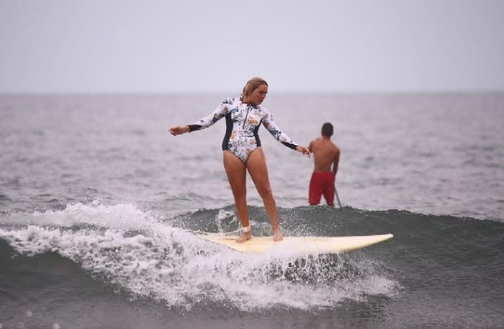 Nguoi nuoc ngoai luot song o Da Nang bat chap bao-Hinh-2