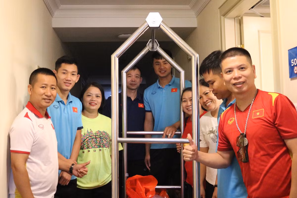 Chi hon 100 trieu dong di Uzbekistan co vu U23 Viet Nam-Hinh-4