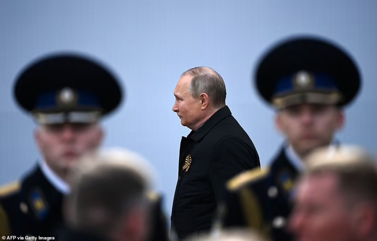 Tổng thống Nga Valdimir Putin tới Quảng trường Đỏ. Ảnh: AFP