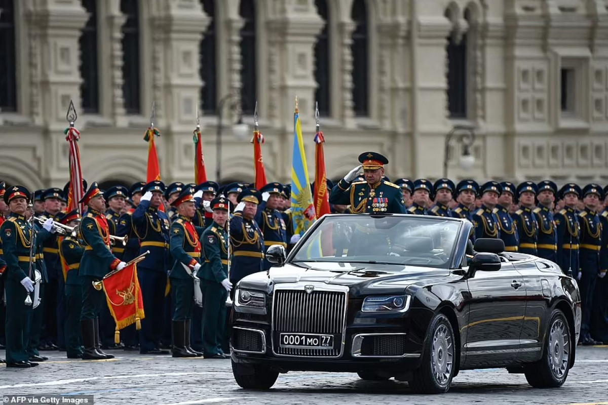 Bộ trưởng Quốc phòng Nga Sergei Shoigu duyệt các khối quân nhân tham gia duyệt binh. Ảnh: AFP.
