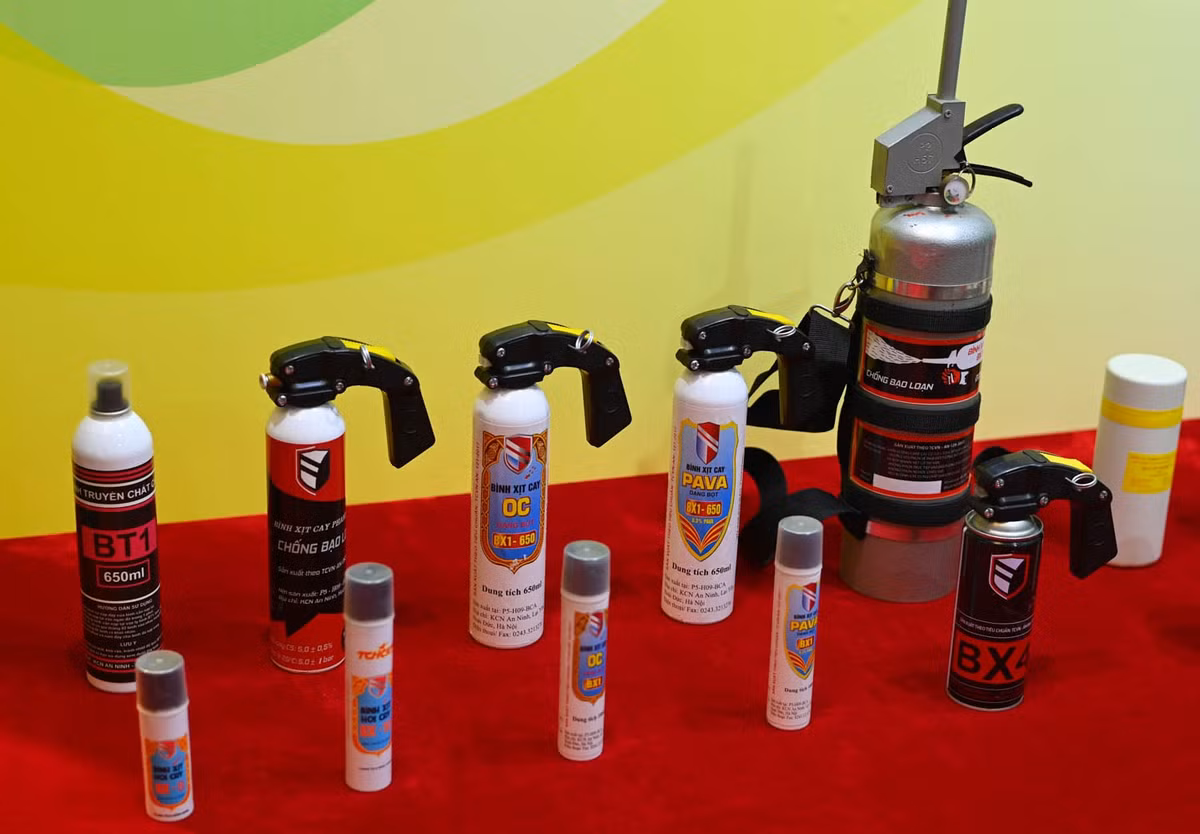 Các loại bình xịt hơi cay do Bộ Công an sản xuất được sử dụng trong giải tán đám đông, chống gây rối, biểu tình, bạo loạn.