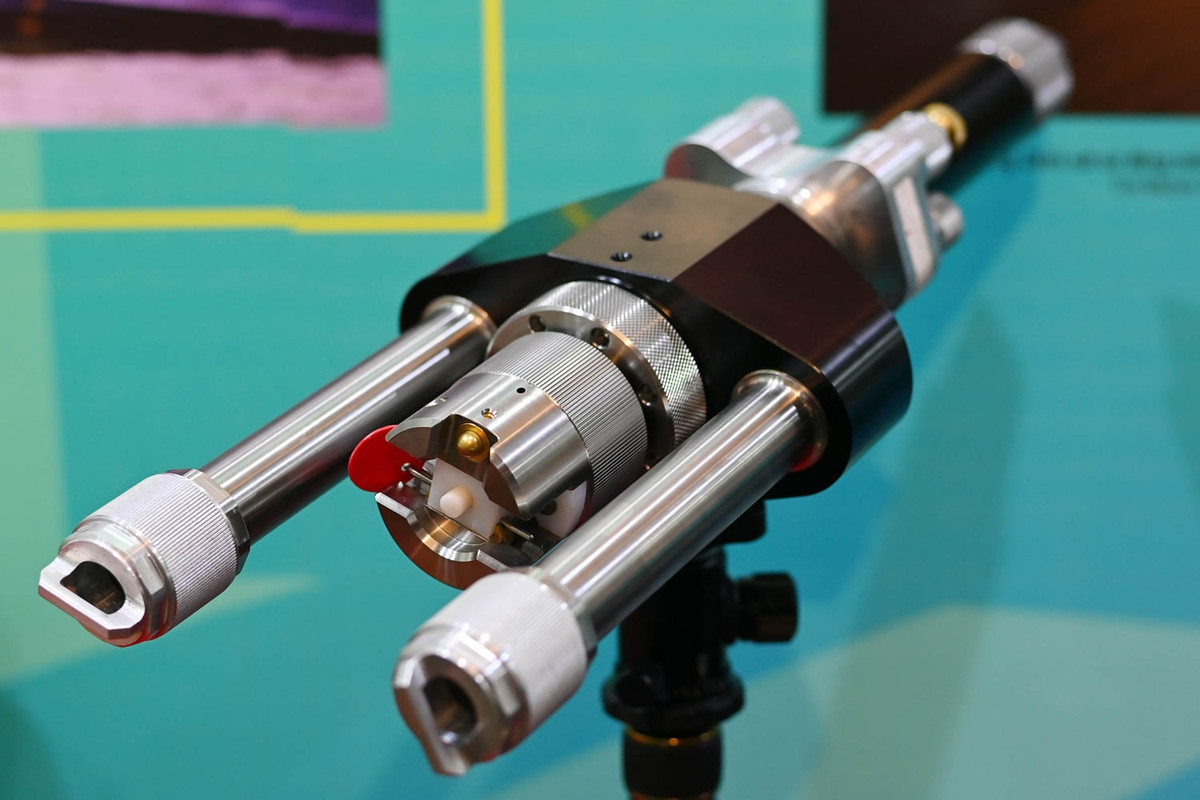 Súng phá hủy bằng tia nước không giật có xuất xứ từ Canada. Súng hoạt động theo nguyên lý sử dụng liều phóng tạo áp suất lớn để bắn tia nước hoặc đầu đạn thép, đạn giòn. Thiết bị có độ chính xác cao, dễ thao tác, không tạo ra lực giật khi bắn, dùng để phá hủy cơ cấu nổ tự chế hoặc ổ khóa cửa.