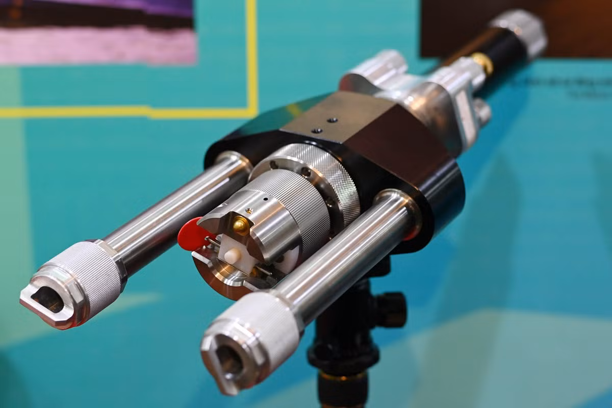 Súng phá hủy bằng tia nước không giật có xuất xứ từ Canada. Súng hoạt động theo nguyên lý sử dụng liều phóng tạo áp suất lớn để bắn tia nước hoặc đầu đạn thép, đạn giòn. Thiết bị có độ chính xác cao, dễ thao tác, không tạo ra lực giật khi bắn, dùng để phá hủy cơ cấu nổ tự chế hoặc ổ khóa cửa.