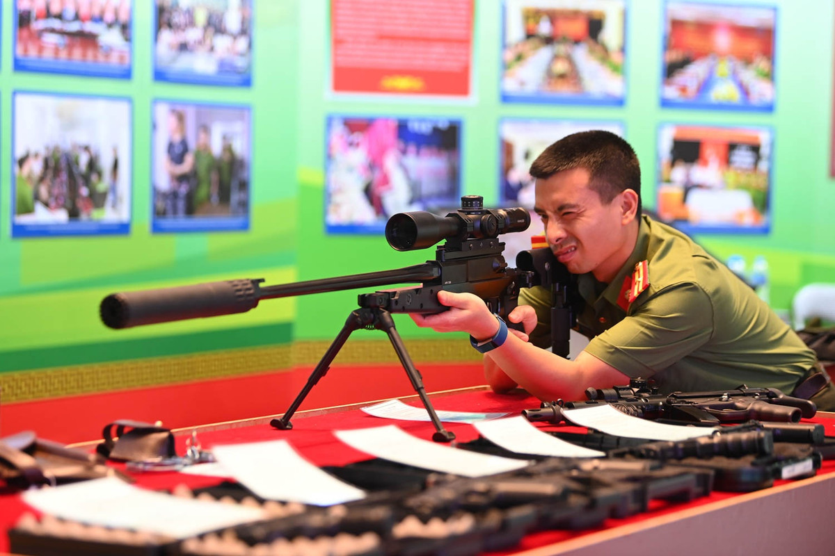 Súng bắn tỉa có độ chính xác cao APR 308 của Thụy Sỹ sử dụng đạn 7,62 mm. Khối lượng cơ bản của của APR 308 tiêu chuẩn là 7,01 kg, súng có chiều dài 1.139 mm và khi gấp báng là 906 mm. Tầm bắn hiệu quả của APR 308 là 1.000 m với hộp tiếp đạn 10 viên, súng hoạt động với cơ chế lên đạn thủ công và bắn từng phát một.