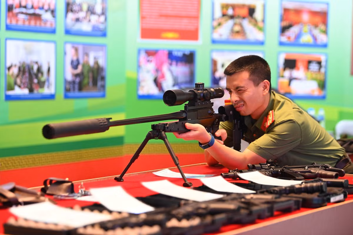 Súng bắn tỉa có độ chính xác cao APR 308 của Thụy Sỹ sử dụng đạn 7,62 mm. Khối lượng cơ bản của của APR 308 tiêu chuẩn là 7,01 kg, súng có chiều dài 1.139 mm và khi gấp báng là 906 mm. Tầm bắn hiệu quả của APR 308 là 1.000 m với hộp tiếp đạn 10 viên, súng hoạt động với cơ chế lên đạn thủ công và bắn từng phát một.