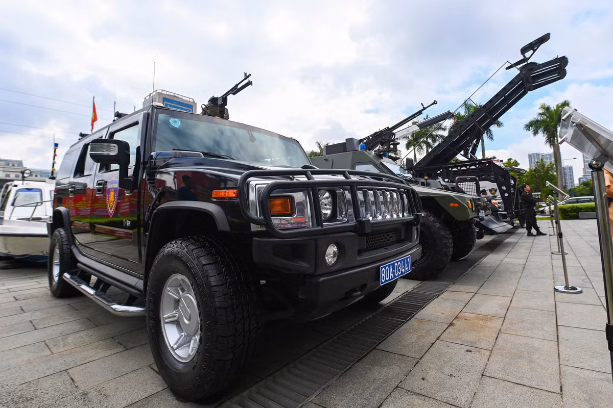 Xe chỉ huy chống đạn Hummer H2 chuyên dùng để phục vụ công tác chỉ huy, chỉ đạo và chở kíp chiến đấu tại địa điểm phức tạp về an ninh trật tự, thương thuyết, đánh bắt đối tượng có vũ khí nóng và bảo vệ yếu nhân.