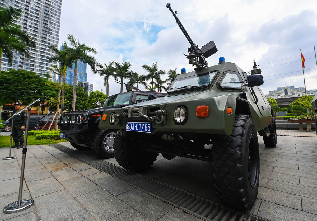 Xe RAM bọc thép chống đạn chở kíp chiến đấu phục vụ công tác đánh bắt, truy đuổi tội phạm nguy hiểm, có sử dụng vũ khí nóng. Thân xe và kính xe chống đạn, lốp xe có khả năng tiếp tục hoạt động được quãng đường dài sau khi bị trúng đạn. Xe có xuất xứ từ Isarel.