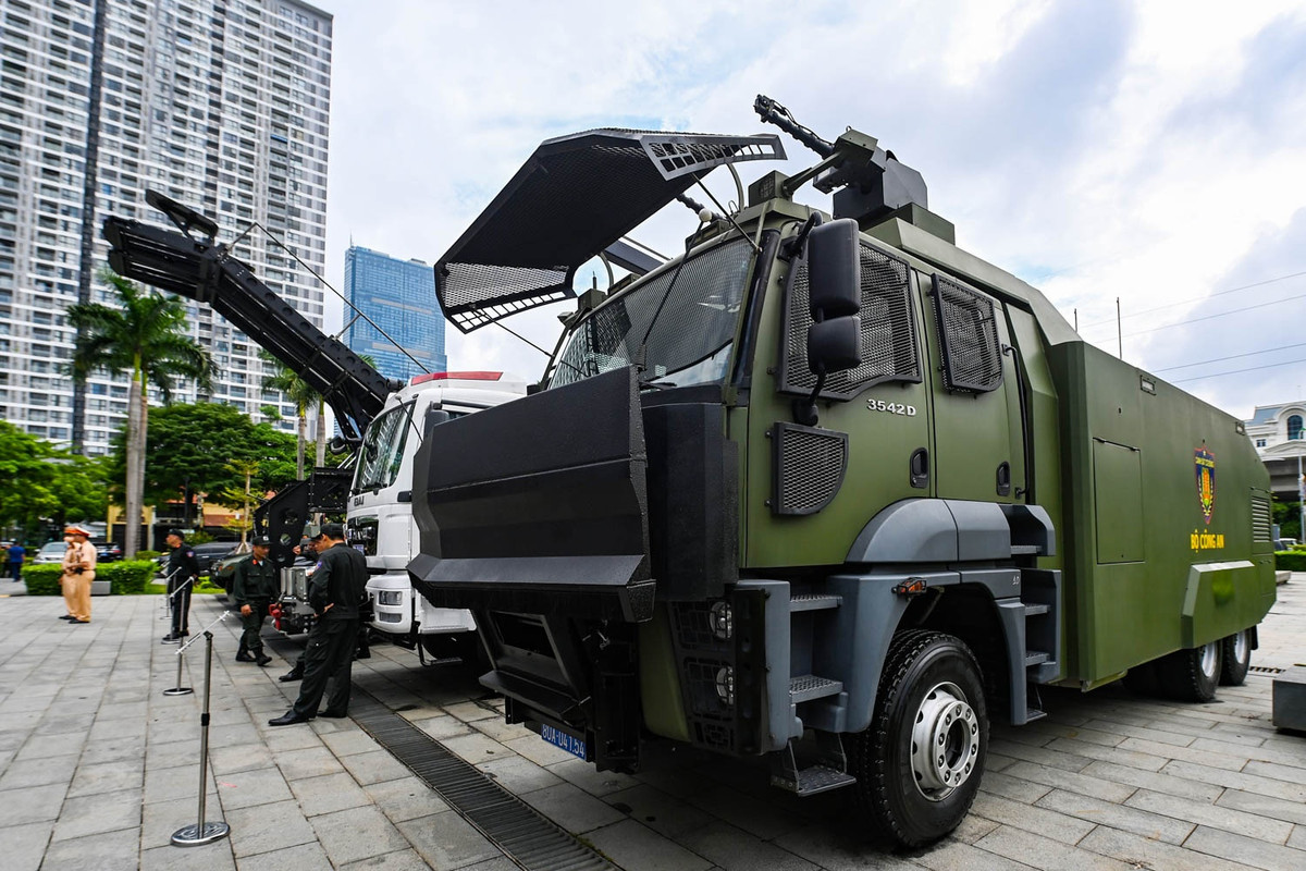 Xe phun nước, hóa chất sử dụng trong chống bạo loạn, giải tán đám đông biểu tình gây rối trái pháp luật. Phía trước xe có trang bị hệ thống súng phun nước áp lực lớn, có thể phun sơn đánh dấu đối tượng nguy hiểm, phun hơi cay và hệ thống lưỡi gạt vật cản. Xung quanh xe, gầm có hệ thống vòi phun hơi nước bảo vệ chống xâm nhập và tự chữa cháy. Xe có xuất xứ từ Thổ Nhĩ Kỳ.