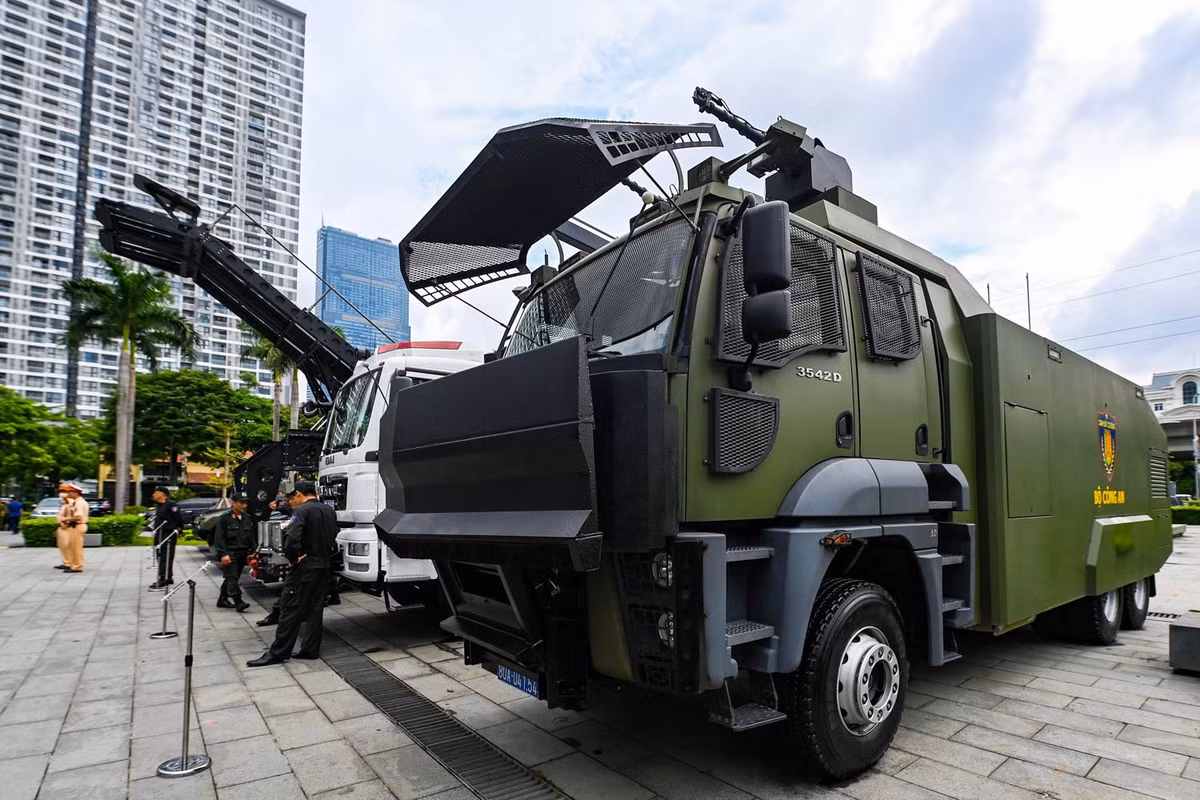 Xe phun nước, hóa chất sử dụng trong chống bạo loạn, giải tán đám đông biểu tình gây rối trái pháp luật. Phía trước xe có trang bị hệ thống súng phun nước áp lực lớn, có thể phun sơn đánh dấu đối tượng nguy hiểm, phun hơi cay và hệ thống lưỡi gạt vật cản. Xung quanh xe, gầm có hệ thống vòi phun hơi nước bảo vệ chống xâm nhập và tự chữa cháy. Xe có xuất xứ từ Thổ Nhĩ Kỳ.