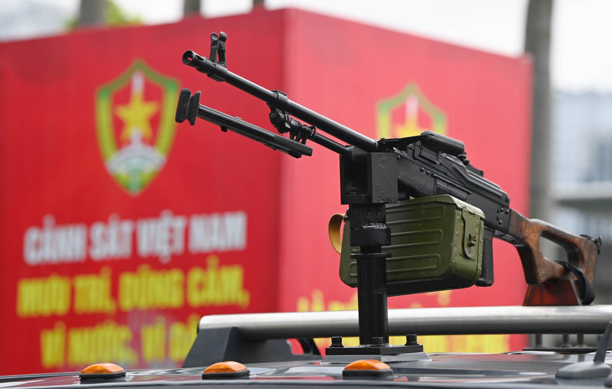 Súng trung liên PKM được gắn trên nóc xe Hummer H2. Đây là loại súng do Liên Xô sản xuất, trọng lượng nạp đầy băng đạn 100 viên là 11,4 kg, súng sử dụng đạn cỡ 7,62x54 mm và tốc độ bắn 850 viên/phút.