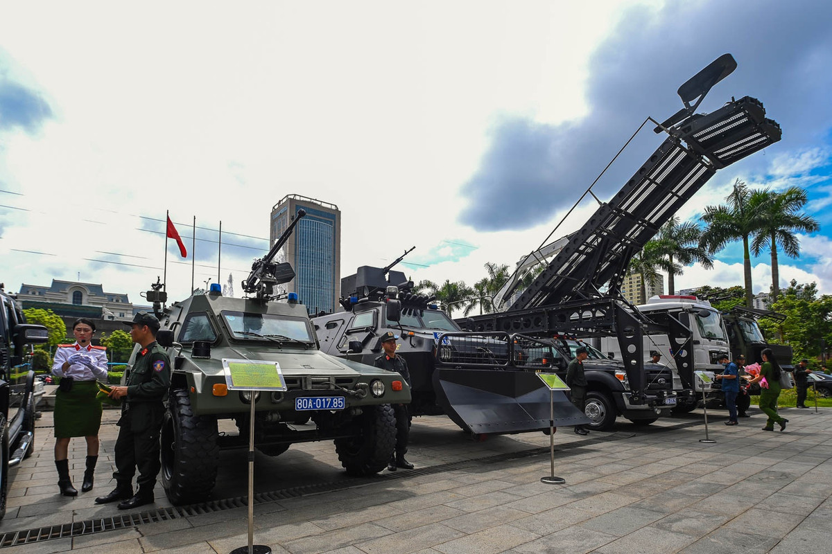 Khuôn viên bên ngoài Bảo tàng Hà Nội là nơi trưng bày nhiều phương tiện xe cơ giới của lực lượng công an, người dân đến tham dự triển lãm lần đầu được trực tiếp tham quan, chụp ảnh cùng phương tiện, loạt khí tài hiện đại.