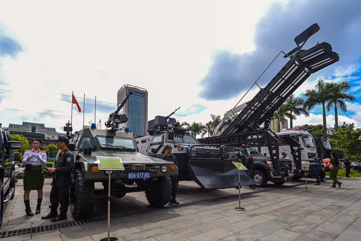 Khuôn viên bên ngoài Bảo tàng Hà Nội là nơi trưng bày nhiều phương tiện xe cơ giới của lực lượng công an, người dân đến tham dự triển lãm lần đầu được trực tiếp tham quan, chụp ảnh cùng phương tiện, loạt khí tài hiện đại.