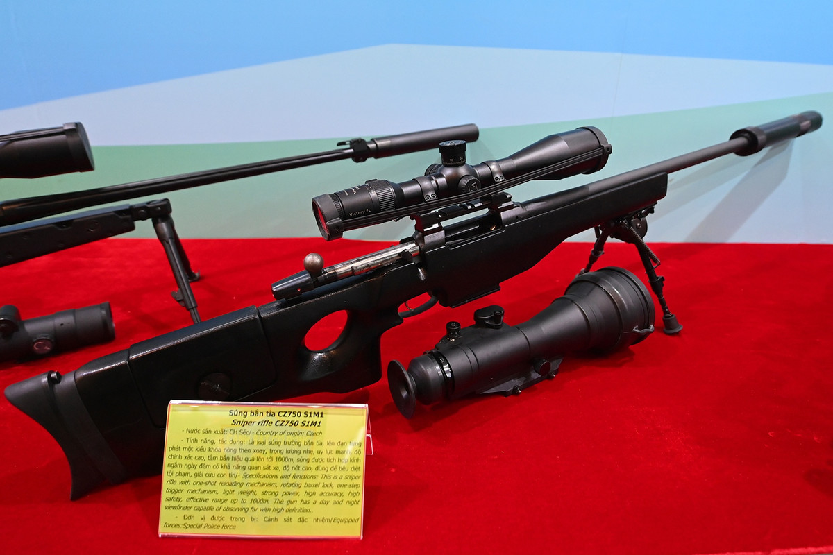 Súng bắn tỉa CZ750 S1M1 do Italy sản xuất. Súng sử dụng đạn 7,62x51 mm, cơ cấu lên đạn từng phát một, khóa nòng xoay 3 vấu theo tiêu chuẩn. Súng được tích hợp kính ngắm ngày, đêm để tiêu diệt tội phạm, giải cứu con tin ở tầm bắn 1.200 m.
