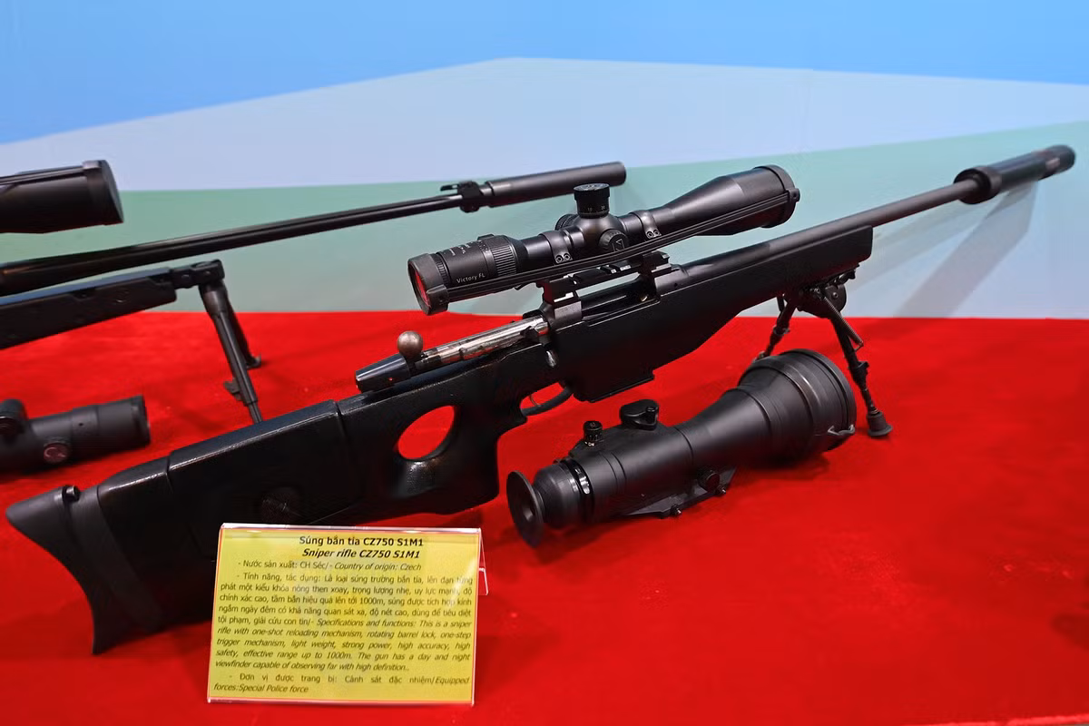 Súng bắn tỉa CZ750 S1M1 do Italy sản xuất. Súng sử dụng đạn 7,62x51 mm, cơ cấu lên đạn từng phát một, khóa nòng xoay 3 vấu theo tiêu chuẩn. Súng được tích hợp kính ngắm ngày, đêm để tiêu diệt tội phạm, giải cứu con tin ở tầm bắn 1.200 m.