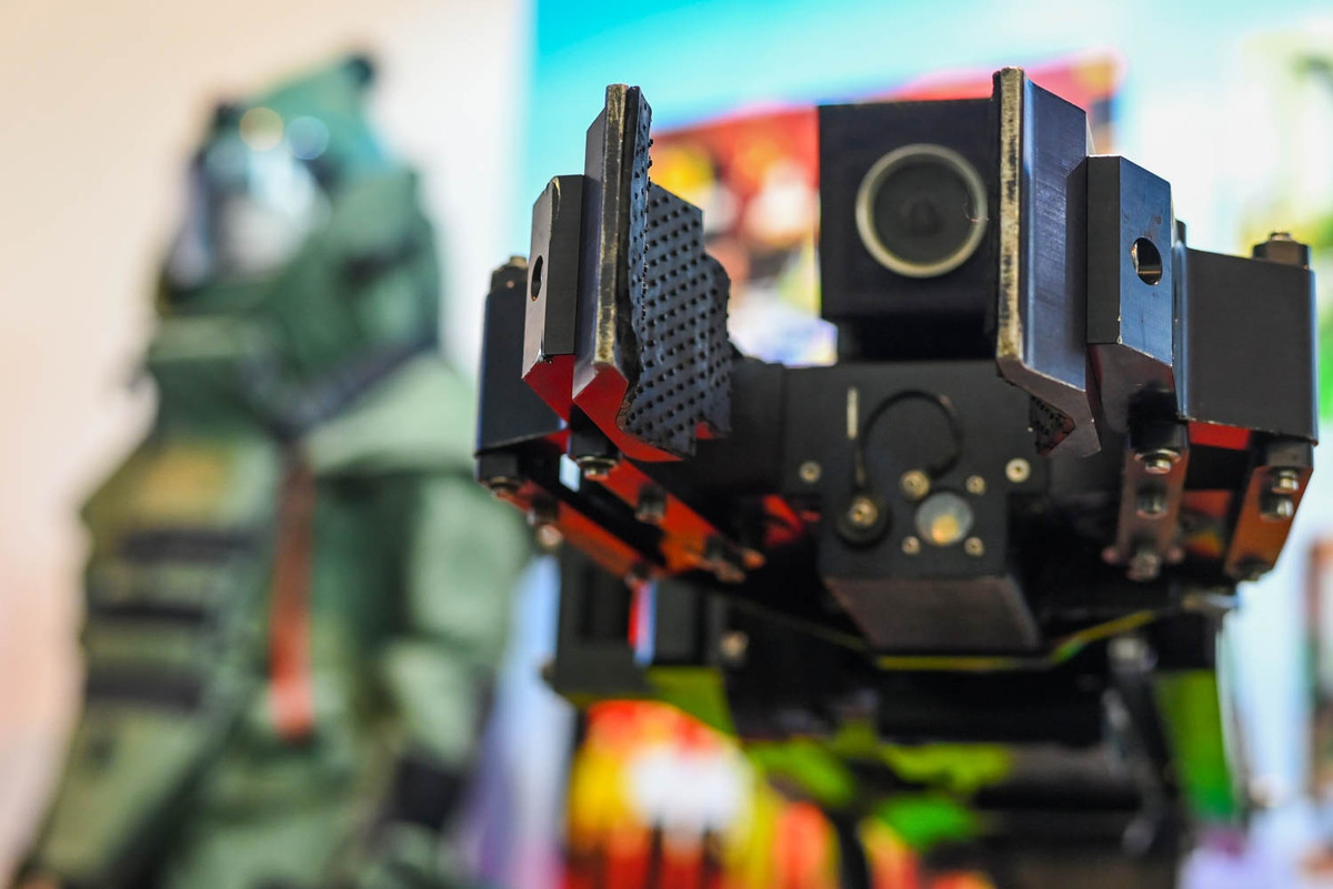 Phần cánh tay của robot có khả năng cử động linh hoạt, và gắp vật nặng lên tới 36 kg, dùng để thay thế con người di chuyển bom mìn, vật liệu nổ đến khu vực xử lý đảm bảo an toàn.