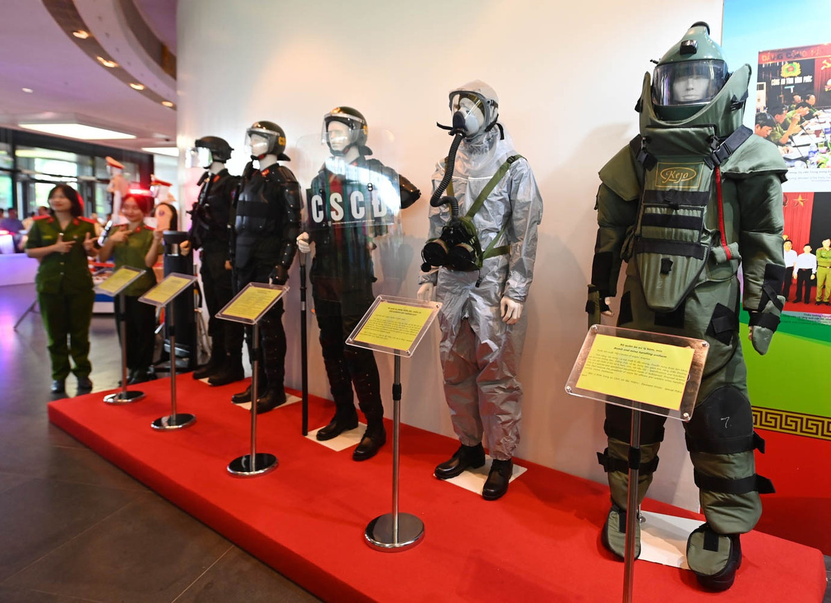 Triển lãm trưng bày, giới thiệu khoảng 500 hình ảnh, 500 tài liệu, hiện vật và 300 vũ khí, phương tiện, thiết bị kỹ thuật chuyên dụng (trang bị của lực lượng Cảnh sát nhân dân), khẳng định được thành tích, chiến công và sức mạnh của lực lượng này, qua đó cảnh báo, răn đe với các hành vi vi phạm pháp luật.