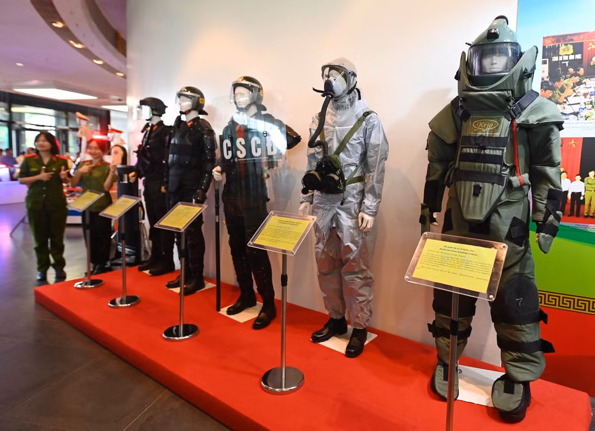 Can canh vu khi, khi tai hien dai cua canh sat Viet Nam-Hinh-2