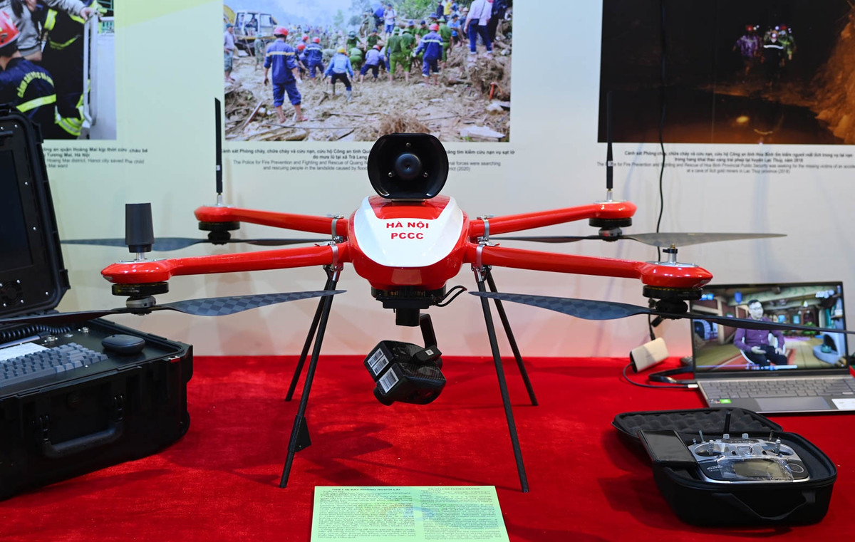 Thiết bị bay không người lái Vian cùng cụm camera, trạm điều khiển mặt đất được sản xuất tại Mỹ được trang bị cho lực lượng Cảnh sát PCCC và CNCH sử dụng để trinh sát các đám cháy, sập đổ công trình... có quy mô lớn hoặc ở trên cao nhằm cung cấp thông tin phục vụ người chỉ huy thiết lập chiến thuật chữa cháy và cứu nạn cứu hộ hợp lý, hiệu quả.