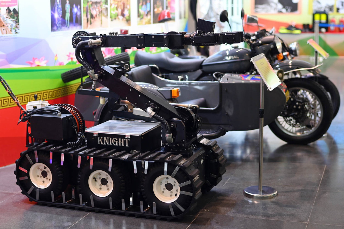 Robot xử lý bom mìn có xuất xứ từ Mỹ, đây là thiết bị tự động đa chức năng, được điều khiển không dây hoặc có dây.