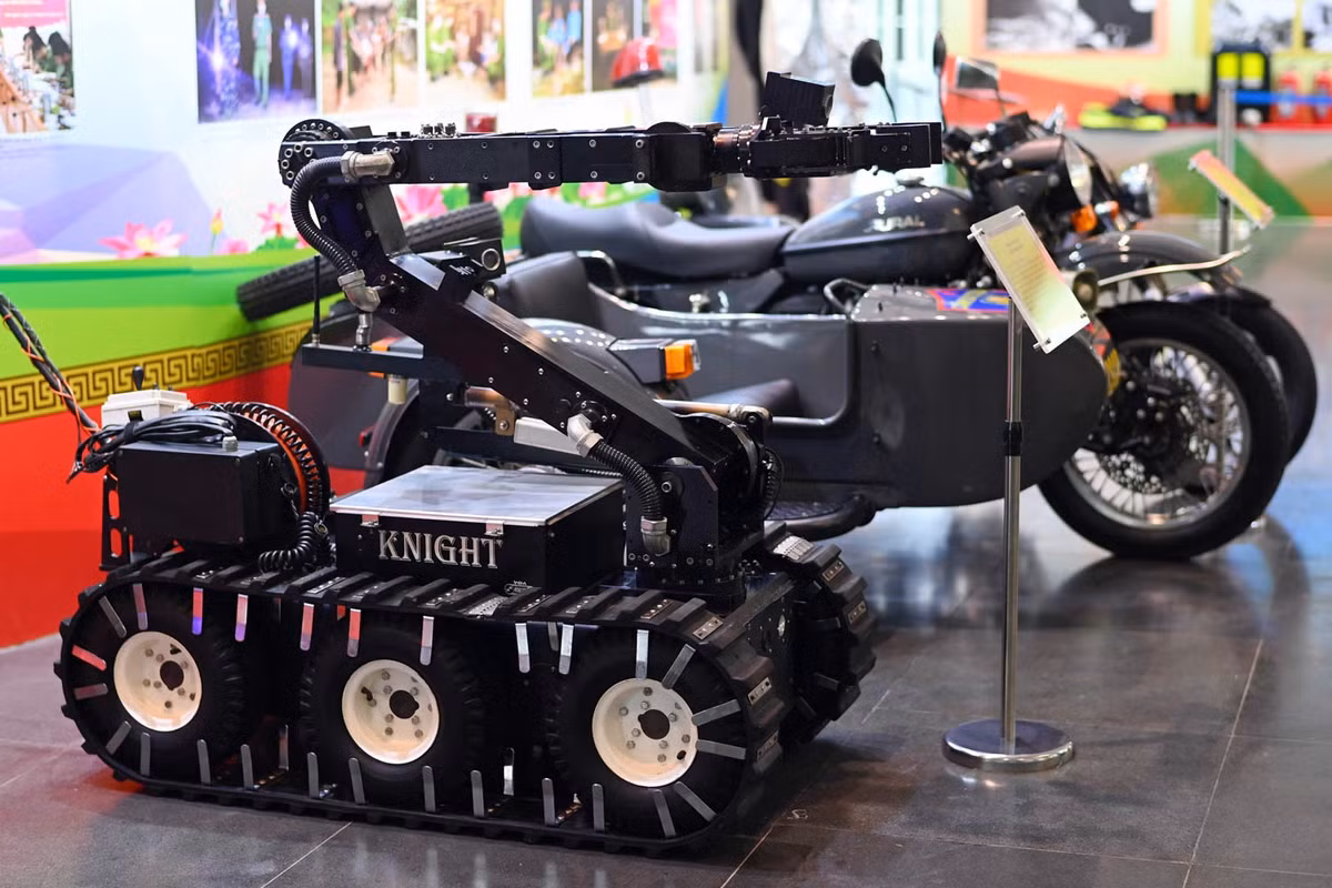Robot xử lý bom mìn có xuất xứ từ Mỹ, đây là thiết bị tự động đa chức năng, được điều khiển không dây hoặc có dây.