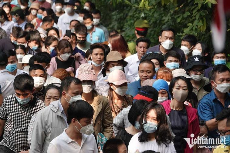 Vạn người nối nhau đổ về Đền Hùng trước ngày Giỗ Tổ - Hình 6 Van nguoi noi nhau do ve Den Hung truoc ngay Gio To-Hinh-6