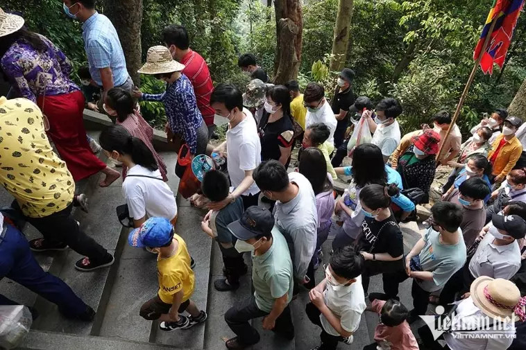 Vạn người nối nhau đổ về Đền Hùng trước ngày Giỗ Tổ - Hình 4 Van nguoi noi nhau do ve Den Hung truoc ngay Gio To-Hinh-4