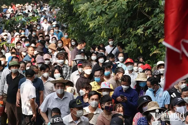 Vạn người nối nhau đổ về Đền Hùng trước ngày Giỗ Tổ Van nguoi noi nhau do ve Den Hung truoc ngay Gio To