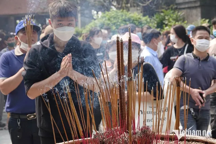 Vạn người nối nhau đổ về Đền Hùng trước ngày Giỗ Tổ - Hình 5 Van nguoi noi nhau do ve Den Hung truoc ngay Gio To-Hinh-5