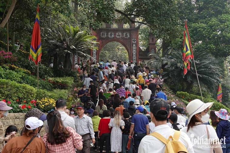 Vạn người nối nhau đổ về Đền Hùng trước ngày Giỗ Tổ - Hình 3 Van nguoi noi nhau do ve Den Hung truoc ngay Gio To-Hinh-3