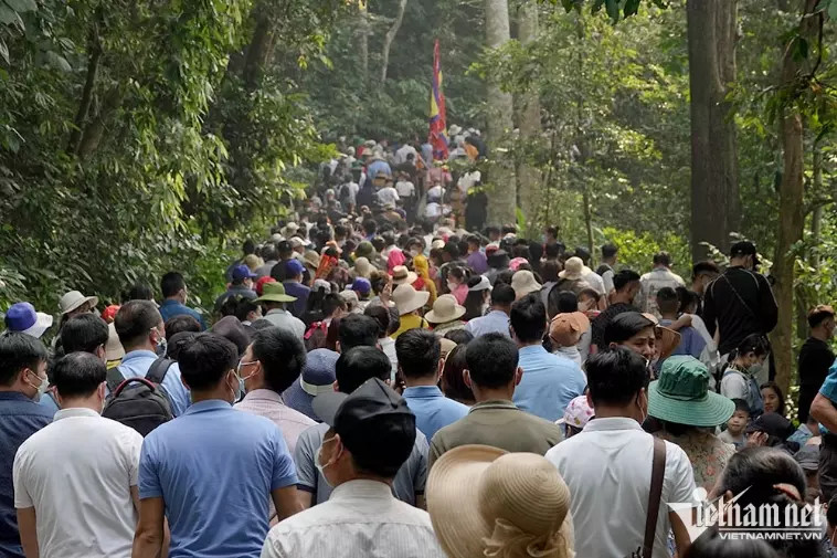Vạn người nối nhau đổ về Đền Hùng trước ngày Giỗ Tổ - Hình 7 Van nguoi noi nhau do ve Den Hung truoc ngay Gio To-Hinh-7