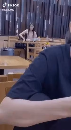 Bat gap Tang Thanh Ha dua con di choi, dien mao me bim ra sao?-Hinh-2