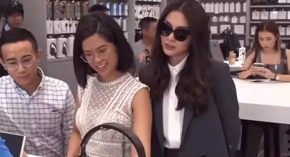 Bat gap Tang Thanh Ha dua con di choi, dien mao me bim ra sao?-Hinh-3