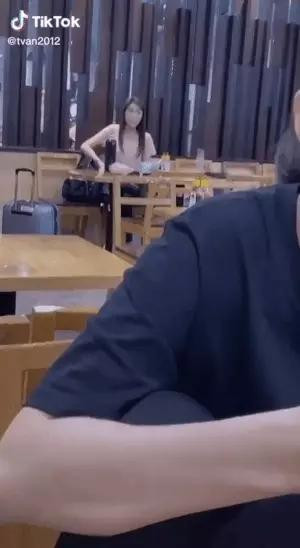 Bat gap Tang Thanh Ha dua con di choi, dien mao me bim ra sao?-Hinh-2