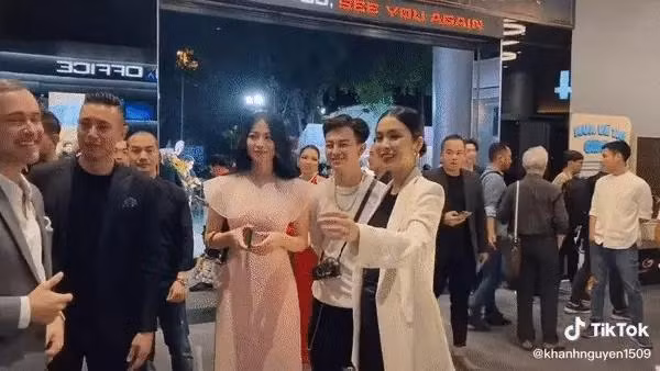 Bat gap Tang Thanh Ha dua con di choi, dien mao me bim ra sao?-Hinh-4