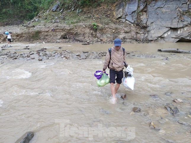 Dù mưa lạnh thấu xương, thầy cô vẫn miệt mài, lặng lẽ lội suối đến trường