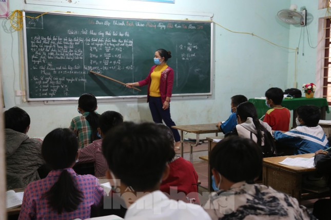 Gia đình ở xã Thanh Sơn (huyện Thanh Chương), cách xa trường hơn 200km, chiều thứ 6 sau khi dạy xong, cô Nhân đi xuồng máy nhiều giờ đồng hồ để ra bến Thượng Lưu rồi bắt xe về nhà. “Lúc về được tới nhà cũng đã nửa đêm. Ở nhà với con được vài tiếng đồng hồ, ăn bữa cơm với gia đình, chiều chủ nhật tôi lại vội vàng bắt xe lên Hữu Khuông, cho kịp đứng lớp. Gian nan, vất vả nhưng thấu hiểu hết những khó khăn của các em học sinh và người dân nơi đây nên tôi cố gắng vượt qua tất cả”, cô Nhân trải lòng.