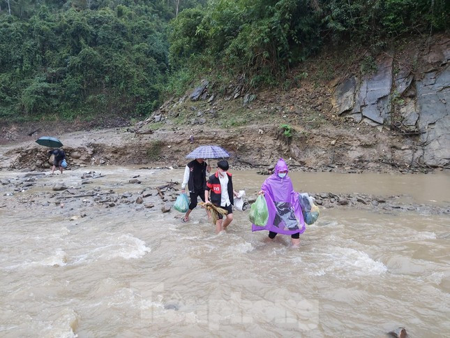 Giáo viên lội suối mang gạo, nhu yếu phẩm cho một tuần sinh hoạt tại trường