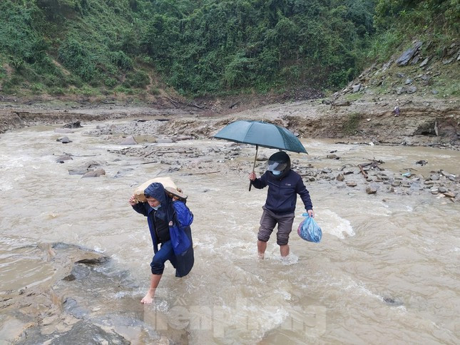 Cách đây 11 năm, cô giáo Lương Thị Nhân (SN 1984) đặt chân lên đây công tác. Khi ấy, Hữu Khuông chỉ lưa thưa mái nhà, cuộc sống khó khăn, thiếu điện, thiếu nước, cơ sở vật chất còn nghèo nàn, trang thiết bị dạy học thiếu thốn.