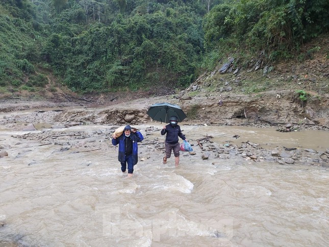 Sau hơn 2 giờ đồng hồ ngồi xuồng, thầy cô lội suối, đi bộ khoảng 20 phút nữa mới đến được điểm trường.