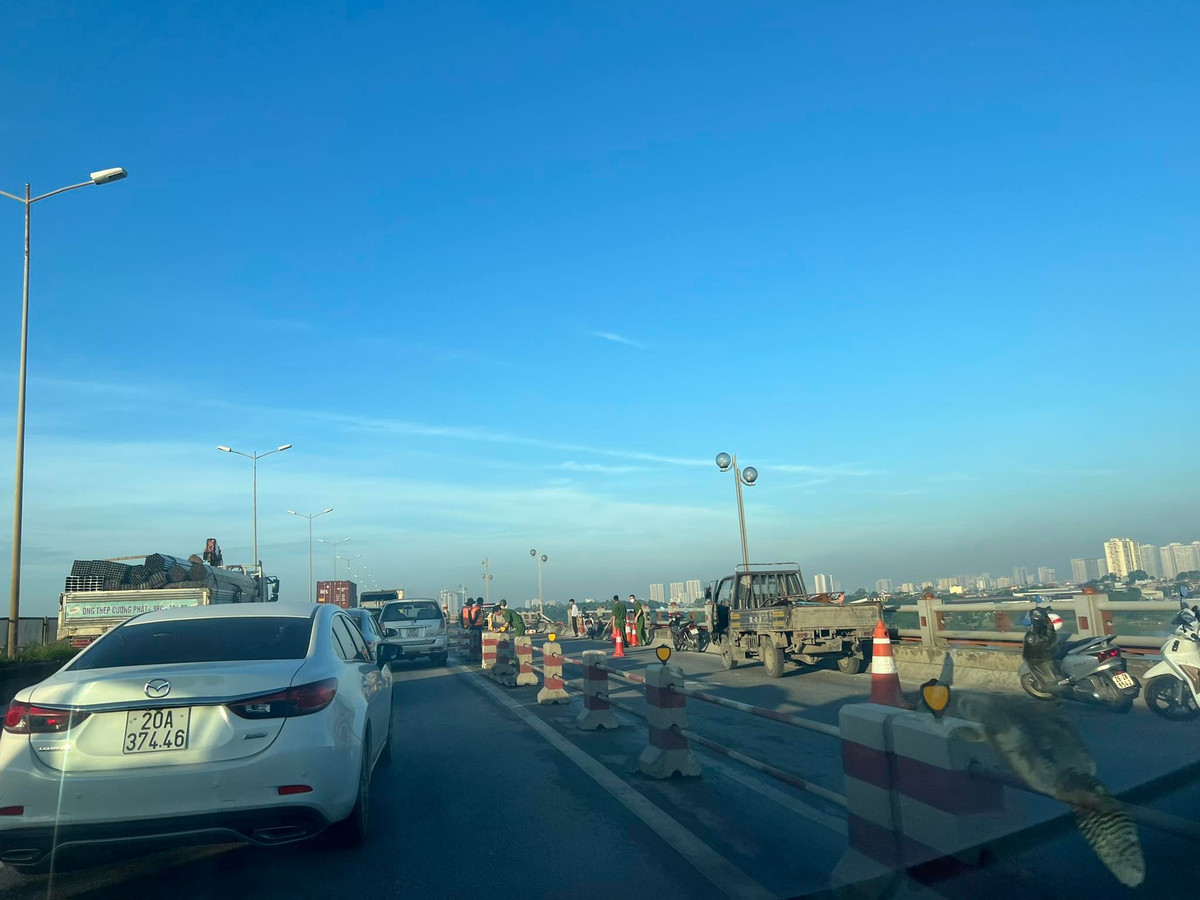 Xe dau keo huc do lan can cau Thanh Tri roi xuong song Hong