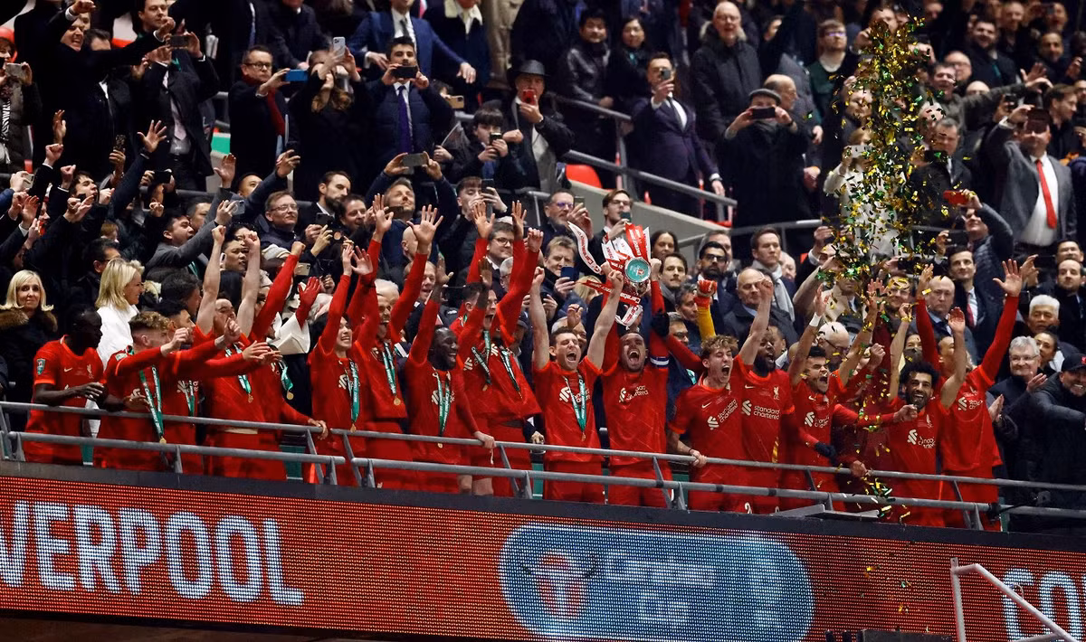 Khác với FA Cup, nhà vô địch League Cup sẽ được nâng cúp ngay trên khu vực khán đài VIP của sân Wembley, trước khi xuống mặt cỏ để tiếp tục ăn mừng. Đây là danh hiệu Liverpool chờ đợi suốt 10 năm qua. "The Kop" từng vào đến chung kết mùa 2015/16, nhưng để thua Manchester City ở loạt luân lưu may rủi.