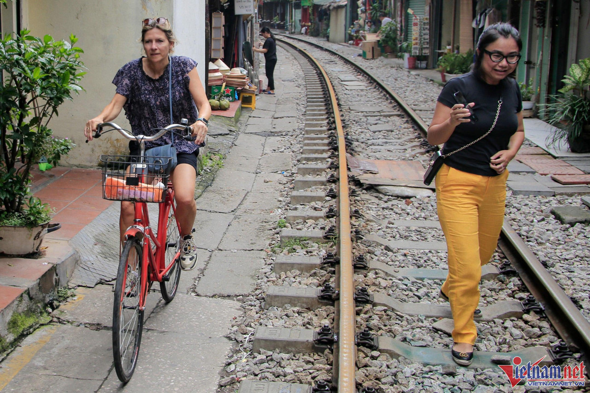 Ngoài việc đi bộ hay ngồi uống cà phê, nhiều du khách nước ngoài còn đạp xe dạo dọc phố.
