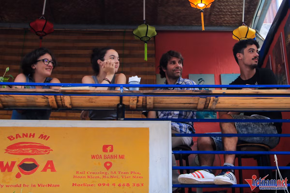 Nhiều du khách chọn chỗ ngồi trên tầng 2 để có thể quan sát không gian phía dưới cũng như lúc tàu chạy qua.