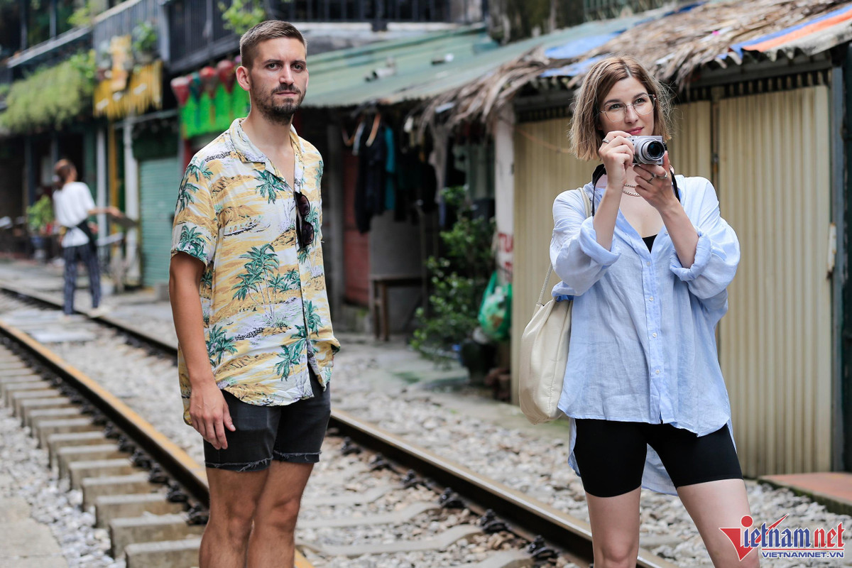 Anh Balazs và chị Zsofi là giáo viên dạy tiếng Anh. “Sống ở Hà Nội được một thời gian rồi nhưng đây mới là lần đầu chúng tôi đến cà phê đường tàu. Thật sự nơi này rất khác so với những gì tôi tưởng tượng trước đó”, Balazs nói.