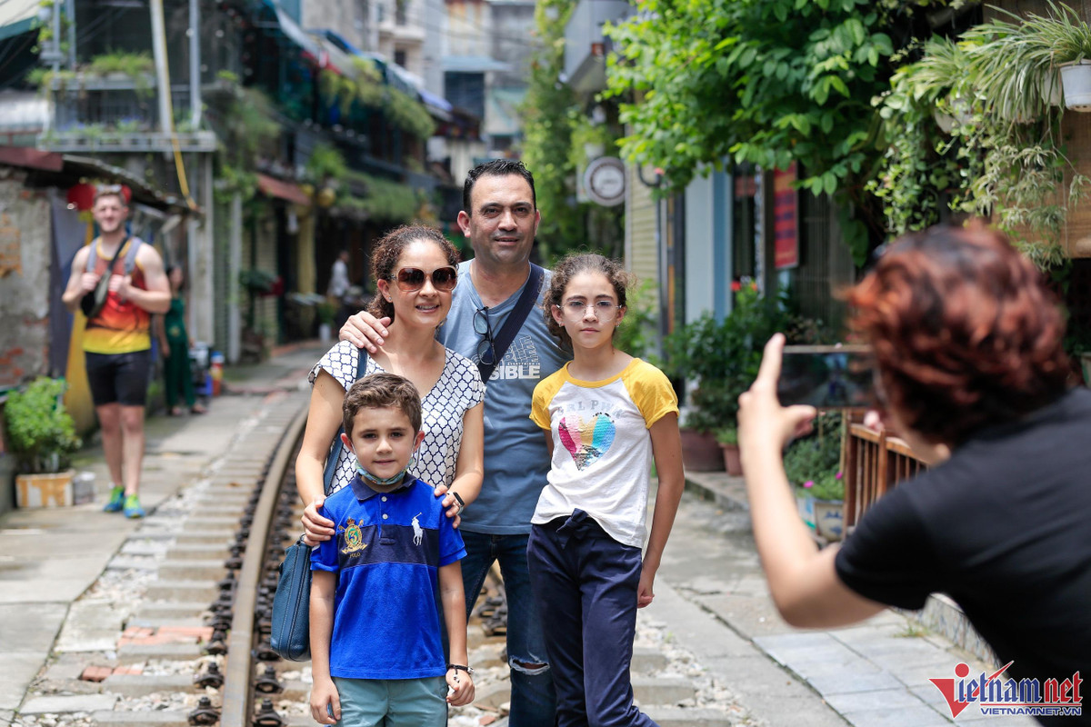 Đến Hà Nội từ Mexico, vợ chồng anh Juca sau khi được giới thiệu địa điểm vui chơi này đã đưa hai con tới trải nghiệm. Anh cho biết cảm thấy lạ lẫm và rất thích thú.