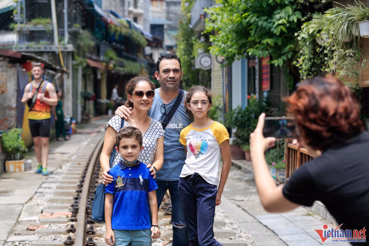 Đến Hà Nội từ Mexico, vợ chồng anh Juca sau khi được giới thiệu địa điểm vui chơi này đã đưa hai con tới trải nghiệm. Anh cho biết cảm thấy lạ lẫm và rất thích thú.