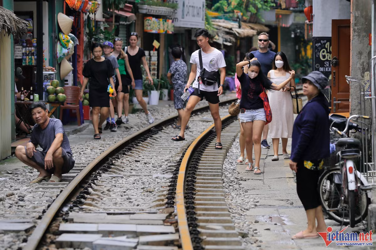 Tháng 10/2019, UBND TP Hà Nội từng yêu cầu xử lý vi phạm trật tự an toàn giao thông đường sắt, ngăn chặn và giải tán các cửa hàng cho ngồi cà phê ở dưới lòng đường sắt. Kể từ tháng 4 vừa qua, các tiểu thương, hộ kinh doanh bắt đầu rục rịch kinh doanh trở lại.