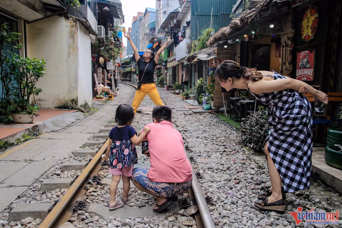 Ngoài lượng du khách quốc tế chiếm đa số, khách trong nước đến từ các tỉnh, thành khác cũng xuất hiện và trải nghiệm nhưng không nhiều. Chị Khánh Ly (TP.HCM) chia sẻ: “Sau nhiều lần tới Hà Nội mà chưa có cơ hội đến khu vực cà phê đường tàu để trải nghiệm, hôm nay tôi tranh thủ thời gian tới và chụp vài bức hình để khoe với bạn bè”.