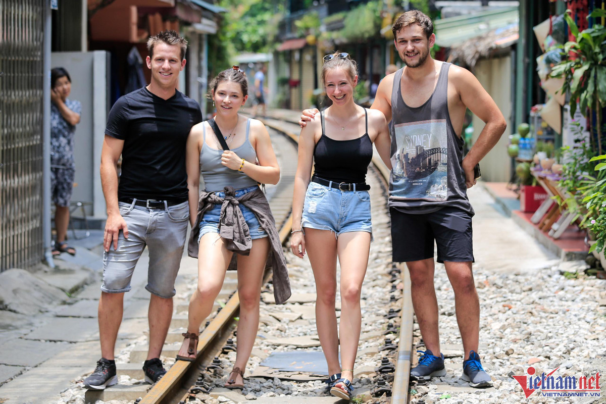 Chị Catherine (đến từ Áo, bên phải), thốt lên: “Ở đây thật sự rất đẹp và đặc biệt. Đất nước chúng tôi không có địa điểm check-in như thế này. Ngoài cảnh đẹp thì một ấn tượng khác đối với tôi là người Việt Nam rất tốt bụng và thân thiện”.