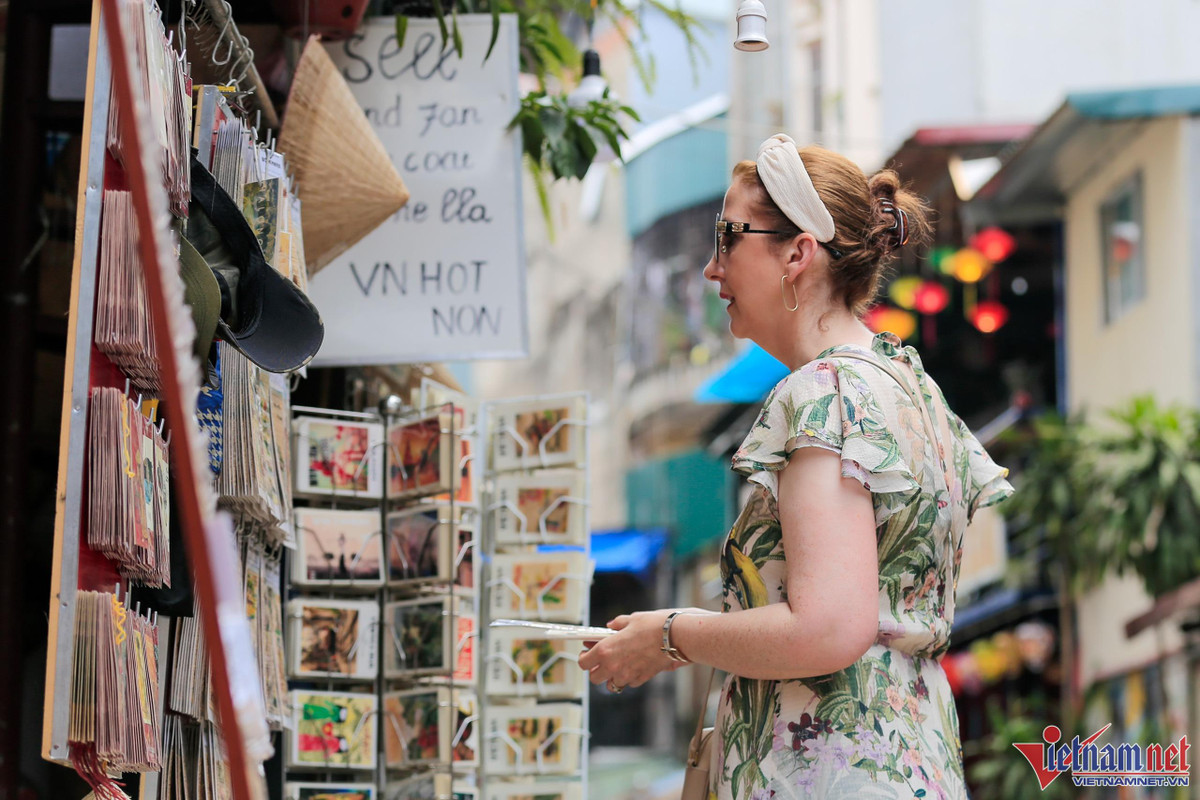Những tấm thiệp in hình các địa điểm nổi tiếng tại Việt Nam thu hút nhiều khách nước ngoài. Sau ít phút lựa chọn, nữ du khách này đã mua 3 tấm với giá 100.000 đồng.